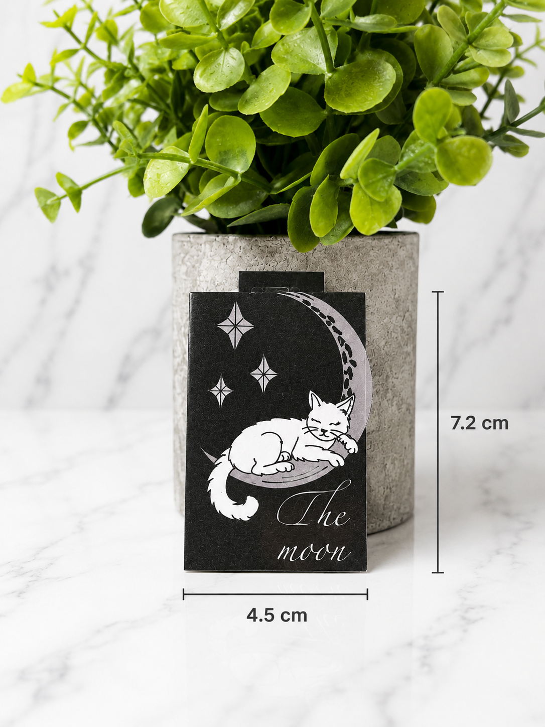 Magnetic bookmark featuring a sleeping cat on a crescent moon with measurements 7.2 cm by 4.5 cm